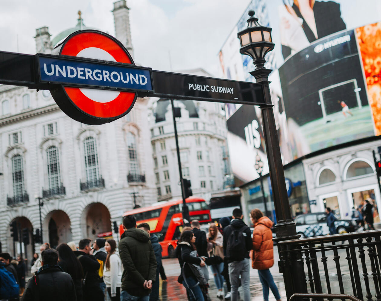 Inglese Quotidiano – Lezioni per uso pratico e lavoro. Lezioni di inglese Castel Bolognese Studente che pratica inglese quotidiano con insegnante madrelingua.