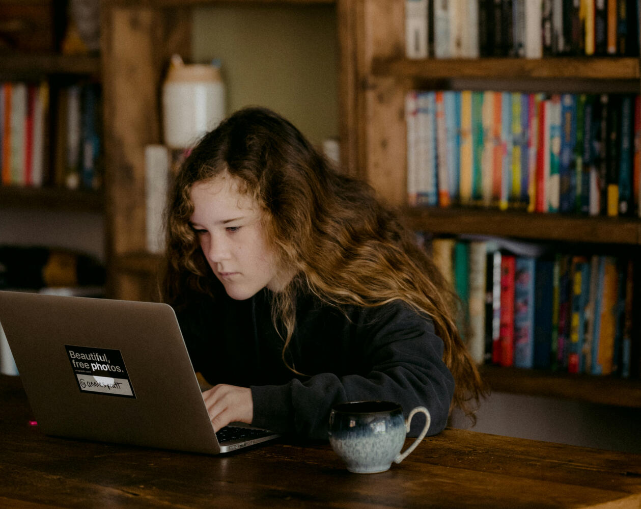 Inglese per Giovani – Corsi per ragazzi 11+ Castel Bolognese. Lezioni di Inglese Castel Bolognese Giovane studente che studia inglese con insegnante madrelingua